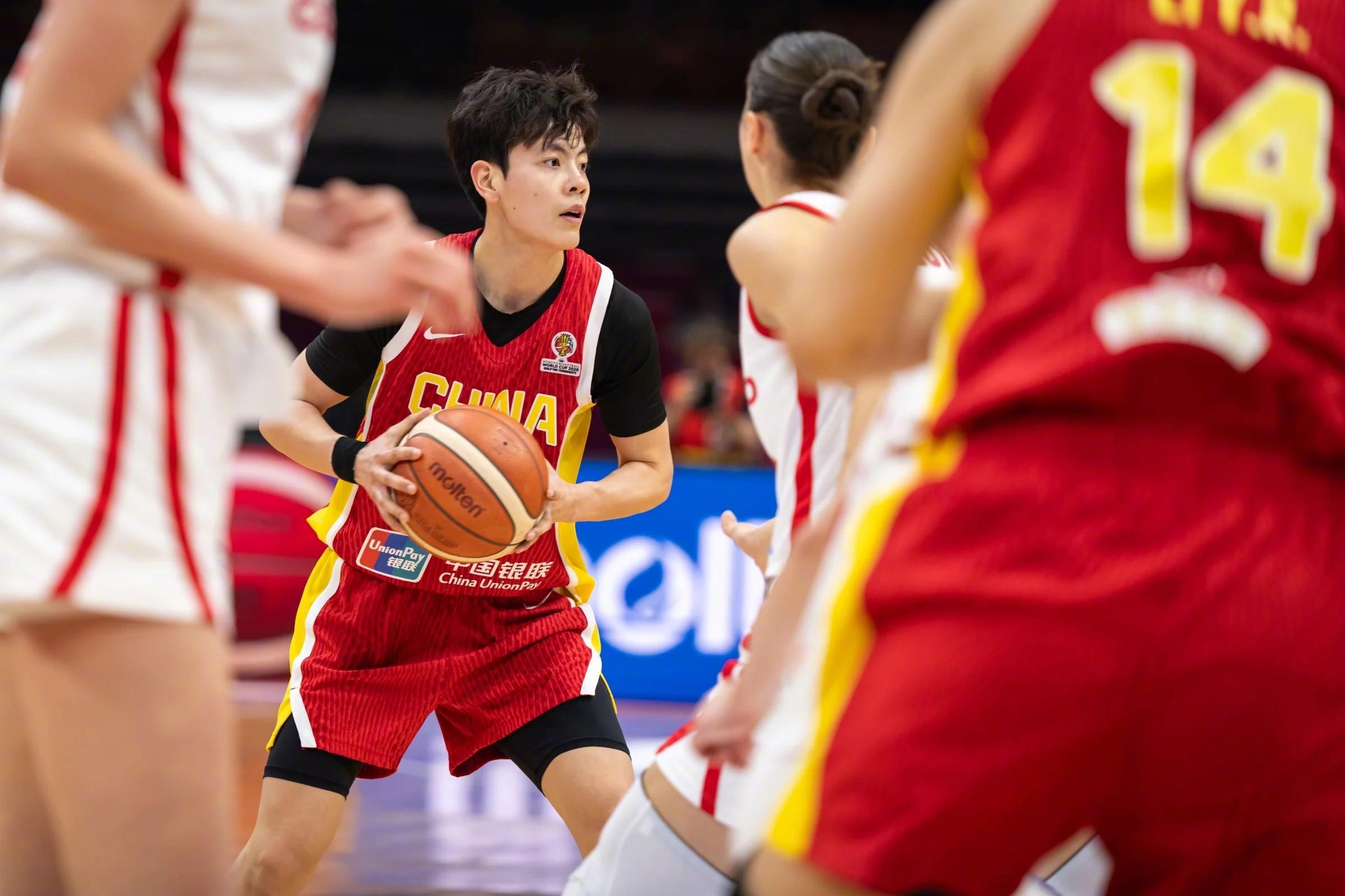 乐鱼体育官网-苏群：中国女篮后面很难有李梦了；张子宇跟现代篮球节奏脱节