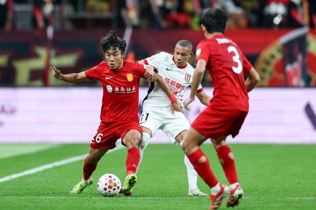 乐鱼体育-罕见！中超刮起“西南风暴” 成都云南重庆霸榜前三